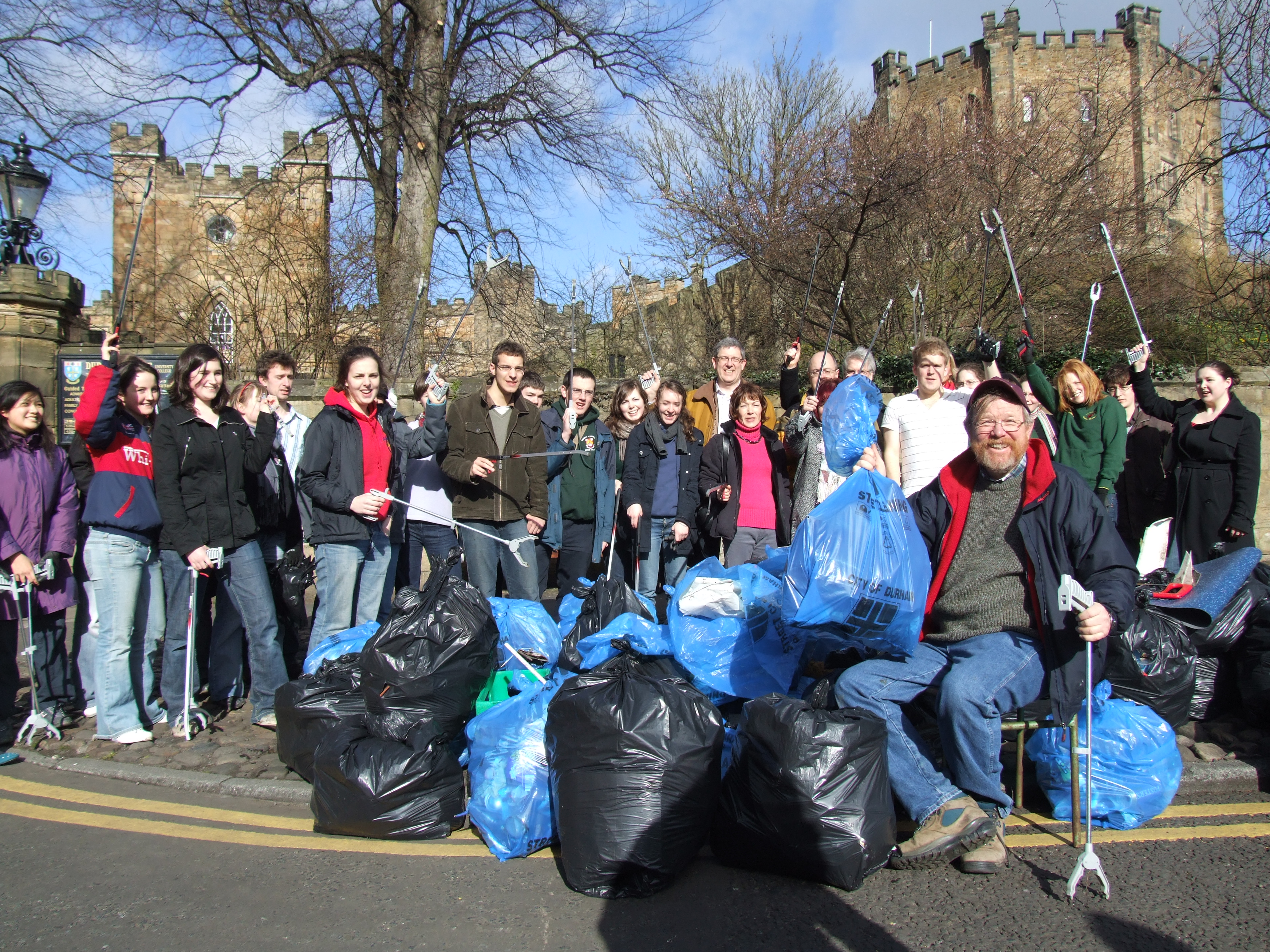 Litter picking image staff/students/Bill Bryson volunteering