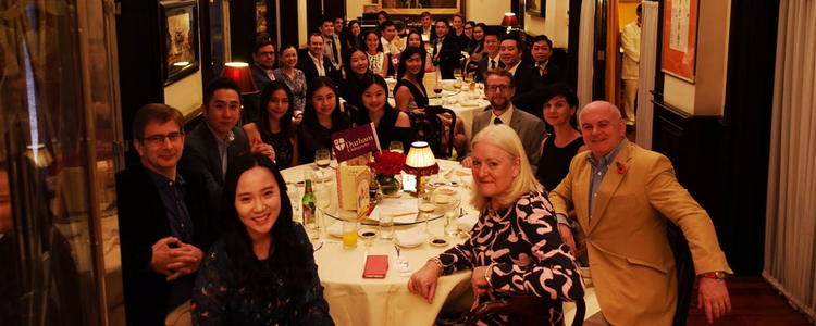 A group of alumni students in a restaurant