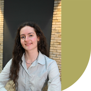 Head shot of Belle Hutchins