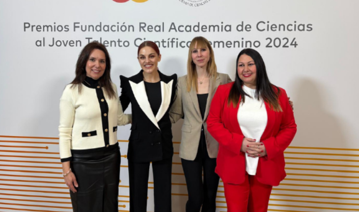 Second from the left, Sara García Alonso, Spanish astronaut of the European Space Agency, centred the Board of Directors of Mujeres de Ciencia (Women of Science Spain), and Dr Ariadna Calcines.