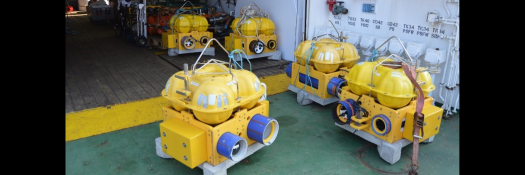 Seabed seismographs on the research ship