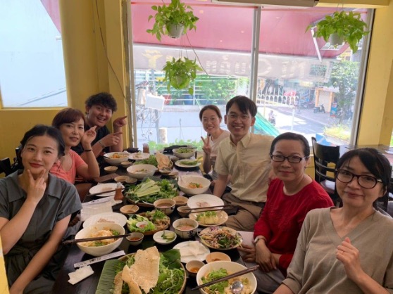 A student eating a meal with a classmates