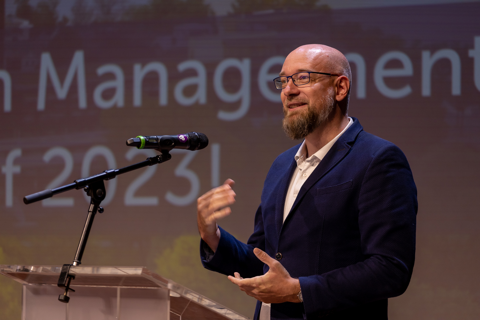 Head & shoulder shot of Lasse Gerrits speaking at a podium